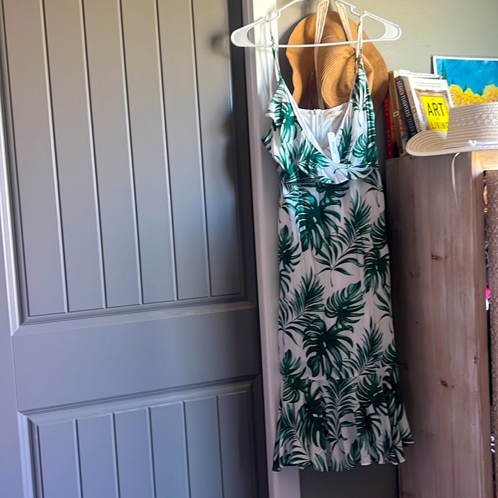 Light pretty summer dress. Goes past knees